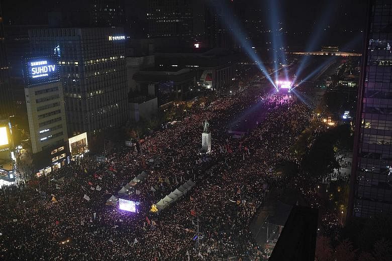 Police said more than 40,000 people attended the candlelight rally against President Park in Seoul last night - more than double the crowd at a similar anti-Park protest the week before.