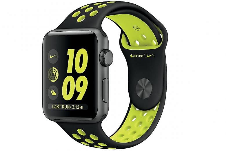The Apple Watch Nike+ has built-in GPS to track distance and speed for walks and runs without the need to take along your iPhone for GPS tracking.