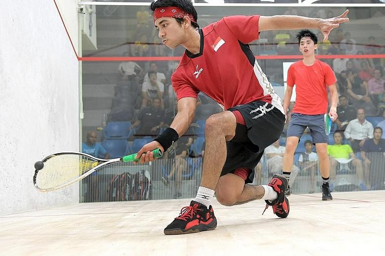 It was a disappointing start yesterday for national squash players in the men's challenger 5 category of the Old Chang Kee-Marigold Singapore Open. Local wild card Samuel Kang (left, with red headband) lost 8-11, 4-11, 5-11 to Hong Kong's world No. 1