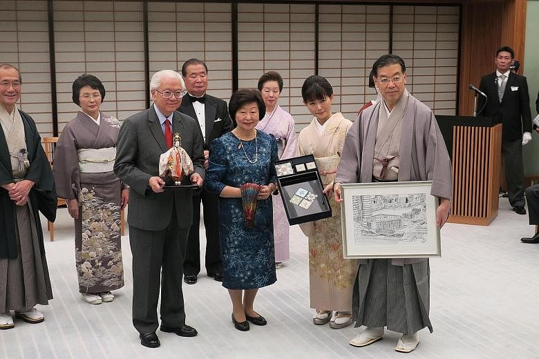 President Tan was presented with a traditional Noh doll by Kyoto Prefecture Governor Keiji Yamada, and Mrs Mary Tan a tie-dyed scarf by Mrs Yamada. In return, Dr Tan presented Mr Yamada with an artwork titled Where The River Always Flows, painted by 