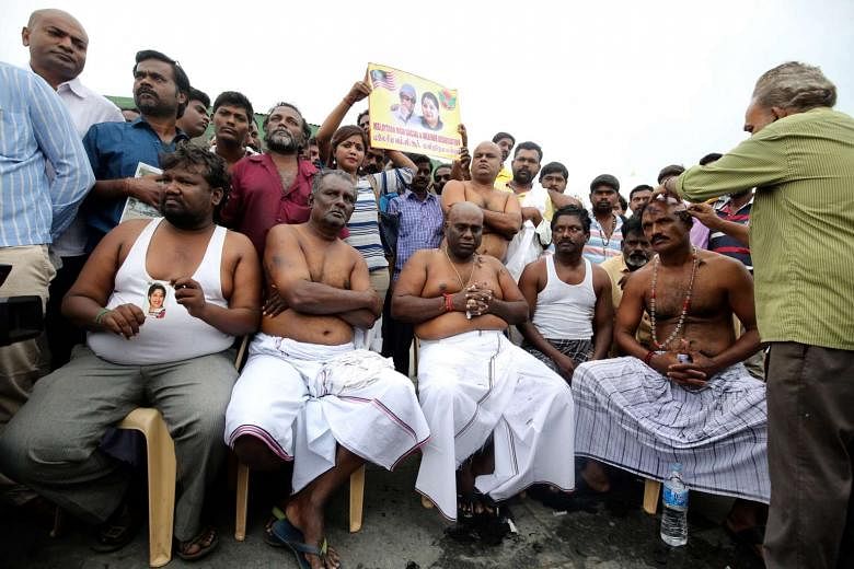 Indian Mourners Shave Heads In Show Of Respect For Late Former Tamil