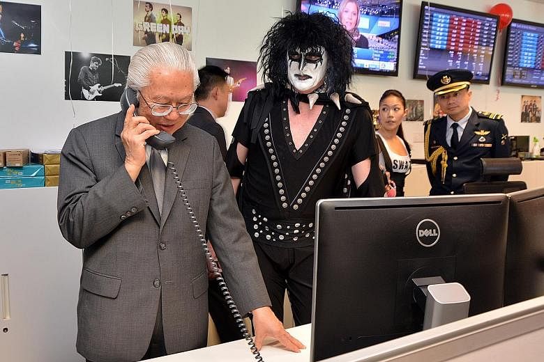 President Tony Tan Keng Yam took to the broking floor of financial markets operator ICAP yesterday, speaking to customers on the telephone and closing over $520 million worth of trades - all for a good cause. All commissions and revenue from the four