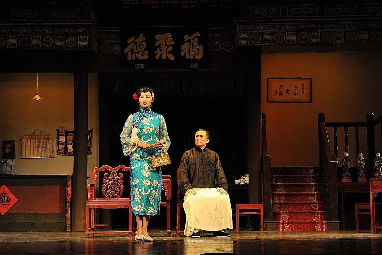 Guo Yi Jun plays Yu Chu, a prostitute and the lover of Lu Meng Shi (played by Liu Hui, both above). 