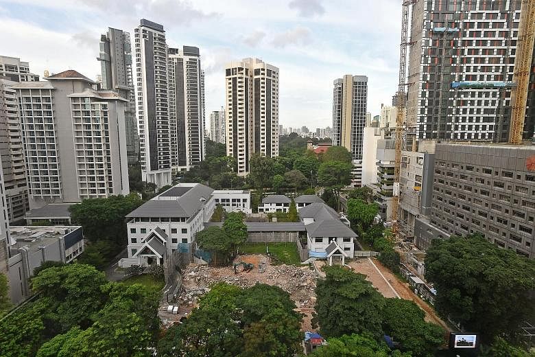 Above: The site where the old Thai Embassy building used to stand at 370, Orchard Road. Consular services and officials have moved to another building in the complex. Left: The old embassy building in 1981.