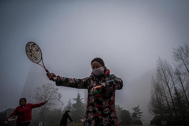 The smog in Hefei city in Anhui province has not deterred some residents from exercising outdoors. But others have been suffering, with reports of long queues and overnight waits at children's hospitals.