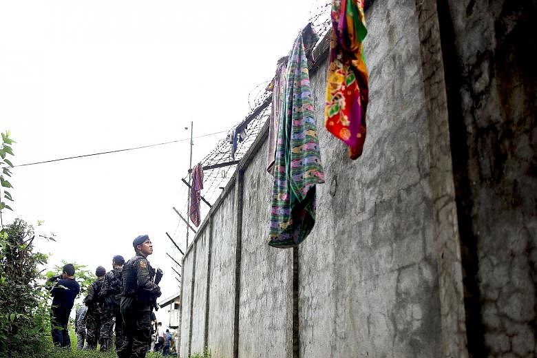 Police patrolling the perimeter of the Armas district jail yesterday. About 100 armed men had scaled the walls with ladders and stormed the compound, targeting cells that held high-profile inmates.