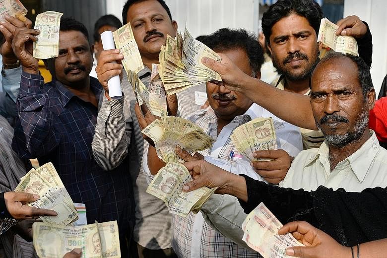 People waiting to exchange demonetised 500- and 1,000-rupee notes at the Reserve Bank of India in Bangalore on Jan 2, after acceptance of the banned notes ended two days earlier.
