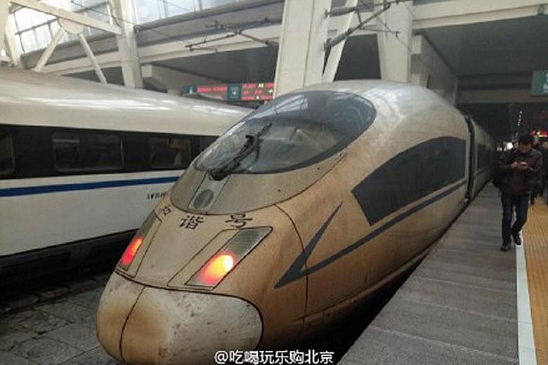 The railway authorities say they are giving high-speed trains a scrub-down every day - instead of once every two days - after pictures emerged showing a train covered in dirt after travelling through smog.