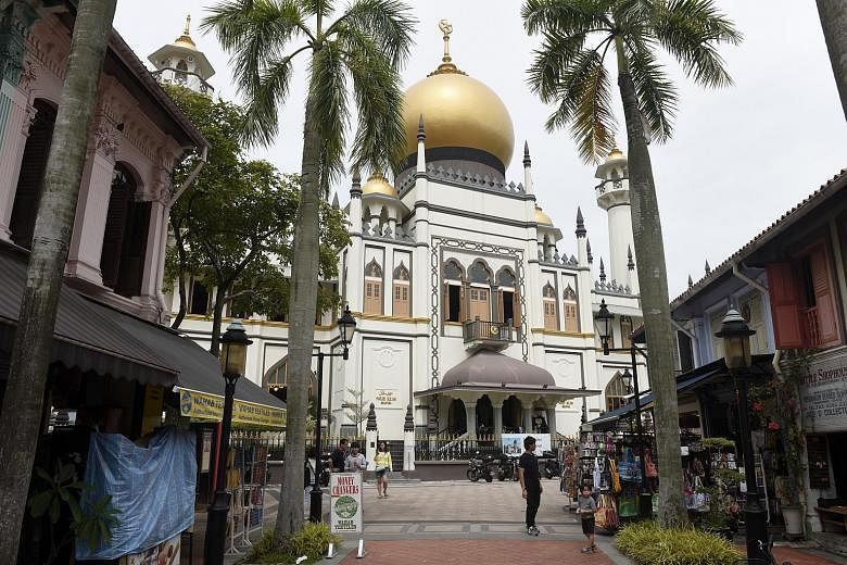The Istana Kampong Gelam, the former seat of Malay royalty, was restored and became the Malay Heritage Centre in 2005. Its design reflects classical European and traditional Malay architecture. Worshippers at Masjid Sultan, or the Sultan's Mosque, wh
