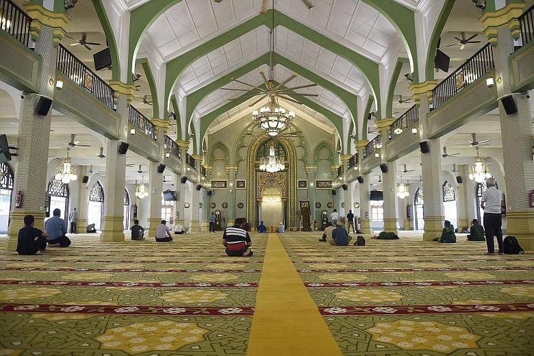 The Istana Kampong Gelam, the former seat of Malay royalty, was restored and became the Malay Heritage Centre in 2005. Its design reflects classical European and traditional Malay architecture. Worshippers at Masjid Sultan, or the Sultan's Mosque, wh