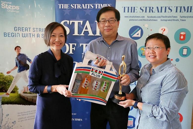 Cuesports Singapore president Christopher Chuah receiving the ST Star of the Month award for December from Jennifer See (left), general manager of F&N Foods Singapore, and ST sports editor Lee Yulin. He accepted the prize on behalf of Peter Gilchrist