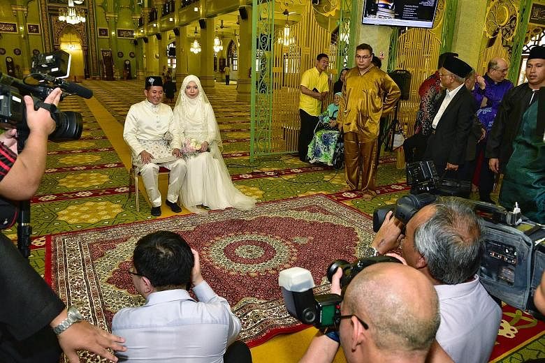 Wearing a white baju kurung, Parliamentary Secretary for Home Affairs Amrin Amin, 38, married family doctor Shariffah Nadia Aljunied, 30, yesterday. The couple had their solemnisation ceremony and exchanged rings at Sultan Mosque, near Arab Street. T