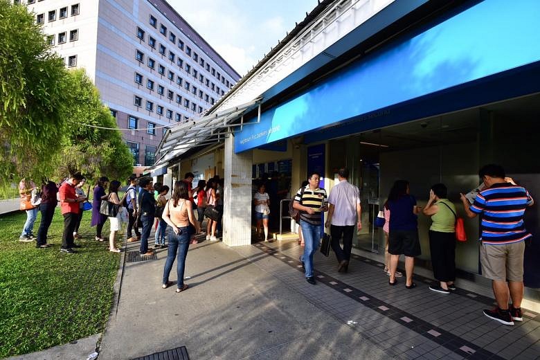 queues-at-singapore-banks-on-li-chun-as-people-deposit-money-on