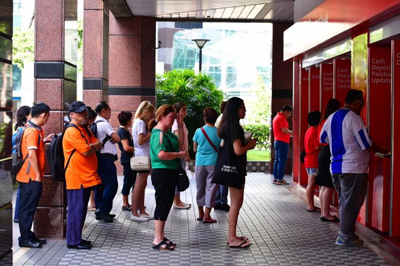 Queues at Singapore banks on Li Chun as people deposit money on ...