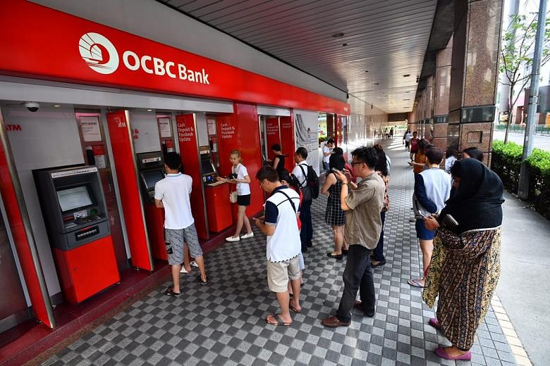 queues-at-singapore-banks-on-li-chun-as-people-deposit-money-on