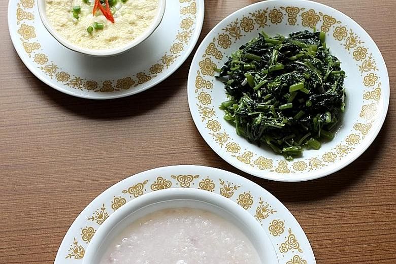 Steamed egg with finely- chopped minced meat is easy to bite and swallow.