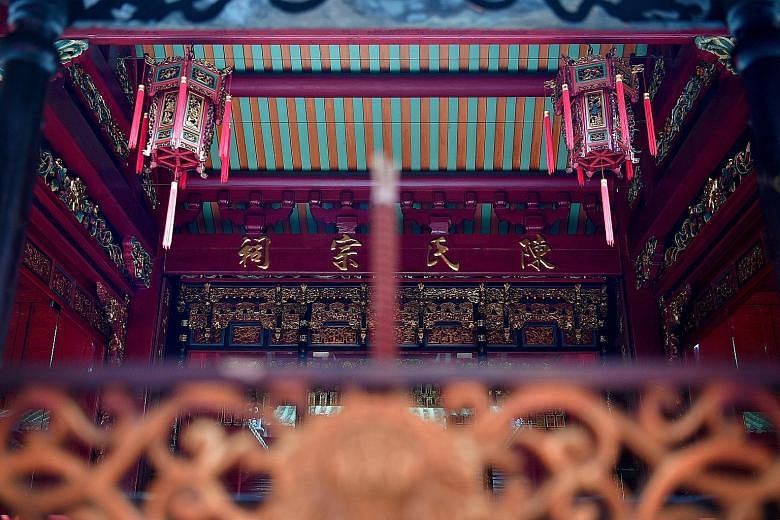 Po Chiak Keng was funded by two men from prominent Tan families. The facade of the temple was covered with a canopy to provide shelter for devotees during the Chinese New Year period. A bell that dates back to the 19th century in the prayer hall (lef