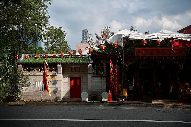 Po Chiak Keng was funded by two men from prominent Tan families. The facade of the temple was covered with a canopy to provide shelter for devotees during the Chinese New Year period. A bell that dates back to the 19th century in the prayer hall (lef