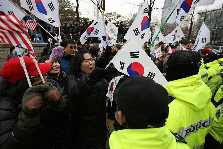 Supporters of Samsung Group leader Lee Jae Yong outside the Seoul Central District Court in South Korea yesterday. A decision on his arrest was expected to come late yesterday or early today.