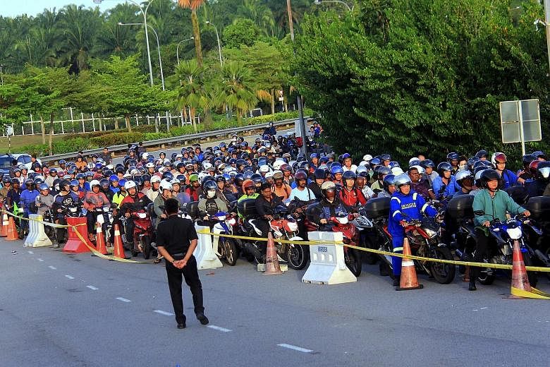There have been long motorbike queues at the Bangunan Sultan Iskandar CIQ complex in Johor Baru in the last two days, caused by eight faulty gantries at the automated "M-Bike" lanes.