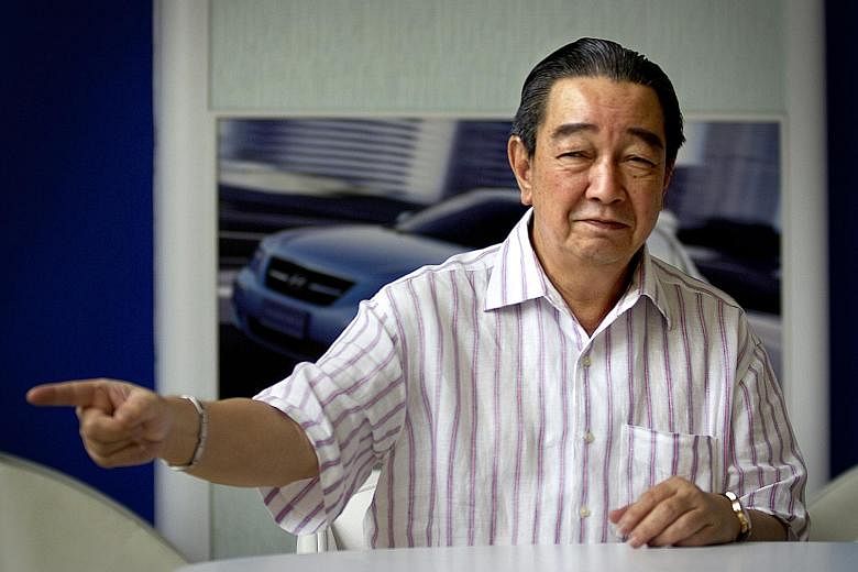 FAS interim council president Lim Kia Tong and Komoco Motors group MD Teo Hock Seng announcing Hyundai as S-League's new co-title sponsor.
