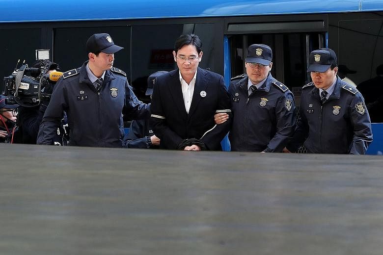 Lee Jae Yong arriving at the special prosecutor's office yesterday.