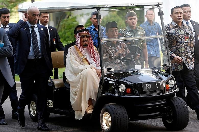 Indonesian President Joko Widodo behind the wheel of a golf cart, during the Saudi King's visit to the presidential palace.