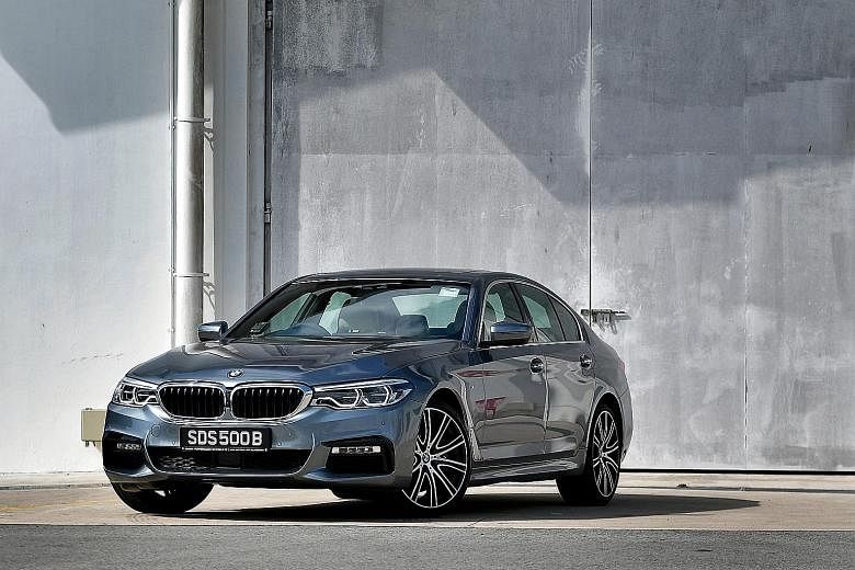 The BMW 540i has a spacious cabin, which is equipped with many gadgets, starting with a large infotainment touchscreen.