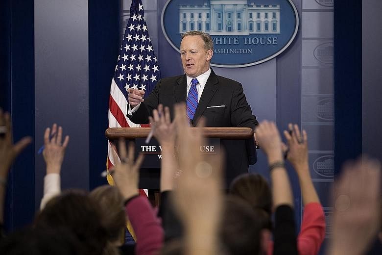 There is "no reason to believe there is any type of investigation with respect to the Department of Justice", White House Press Secretary Sean Spicer said on Wednesday.