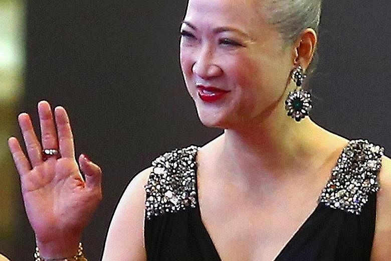 Veteran TV actress Hong Huifang had previously always dyed her hair black or wore a wig. But she proudly flaunted her natural white hair at the Star Awards 2014.