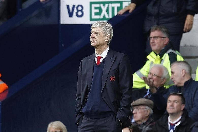 Arsenal manager Arsene Wenger says ending his side's poor run of form is more important than his future at the North London club.