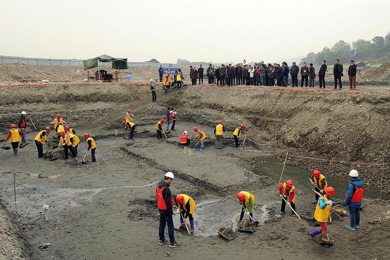 More than 10,000 gold and silver items that sank to the bottom of a river in south-west China over 300 years ago have been recovered. The items included a large amount of gold, silver and bronze coins and jewellery as well as iron weapons such as swo
