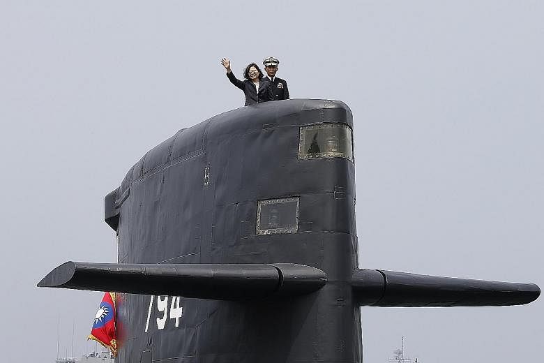 President Tsai Ing-wen yesterday toured the Chien Lung-class Hai Hu SS-794 submarine after presiding over the navy's signing of a memorandum of understanding with local shipbuilder CSBS to manufacture the island's own submarines.