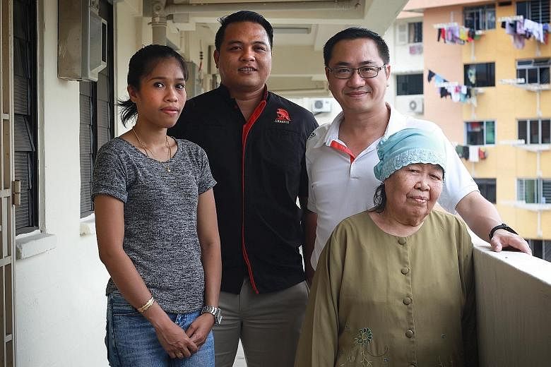 Ms Sharita Kamarudin (left), who helped evacuate four children; and Mr Sofian Amin (second from left), who helped housewife Baedah Hassan (right) out of her flat; with Mount Faber Zone C Residents' Committee chairman Alex Wong.