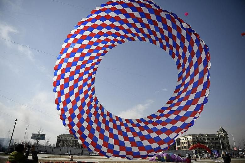 A huge kite known as the "ground-rolling dragon" is a head-turner in Yinchuan, a city in north-central China's Ningxia province. As many as 1,000 kites took to the sky at the opening of the third Kite Culture and Arts Festival in Sanshayuan Internati