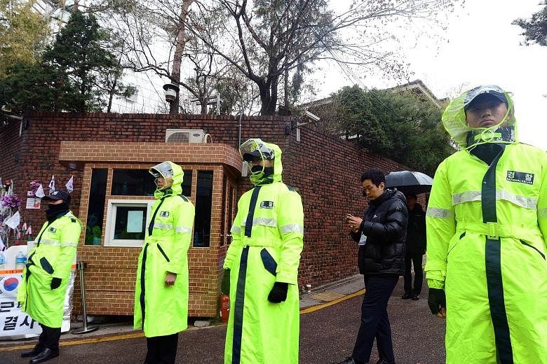 Police officers standing guard outside the Seoul home of former leader Park Geun Hye yesterday. She was removed from office on March 10.