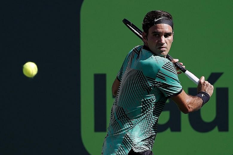Roger Federer returning against Juan Martin del Potro. The on-fire Swiss veteran comfortably swept past his opponent to advance to the fourth round of the Miami Open.