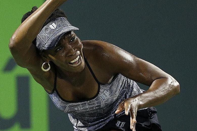 Venus Williams returning to Angelique Kerber in their quarter-final at the Miami Open in Florida. Despite the defeat, the German will keep her top ranking next week.