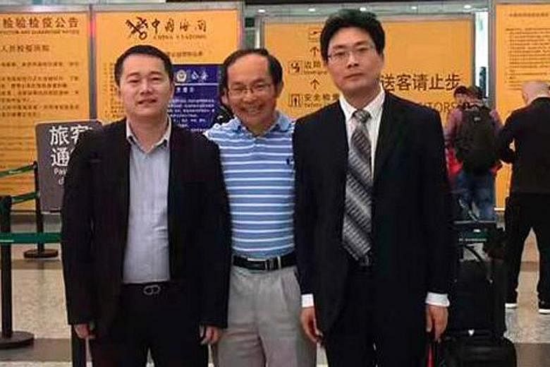 Professor Feng Chongyi at Guangzhou Airport last Saturday, flanked by his lawyers Chen Jingxue (left) and Liu Hao.