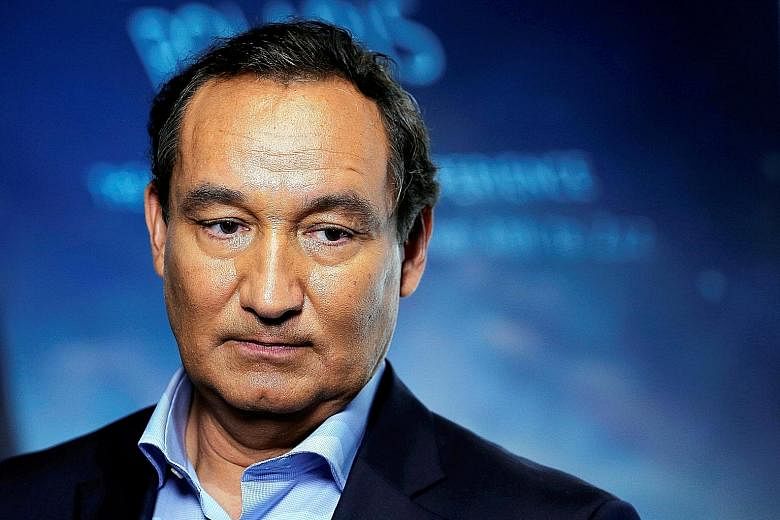 In a letter circulated to employees, United Airlines chief executive Oscar Munoz said airline employees had followed established procedures. Smartphone video posted online shows three Chicago Department of Aviation police officers struggling with a s