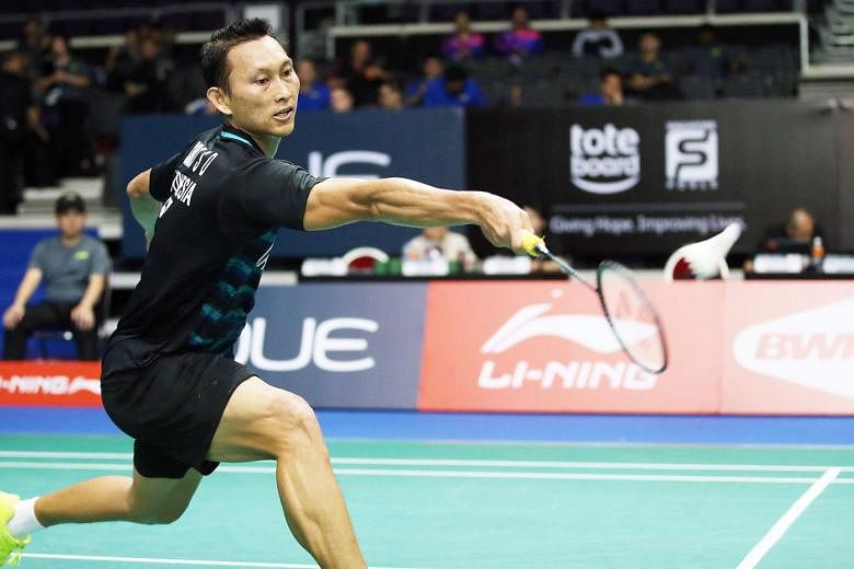 Above: Reigning men's singles holder Sony Dwi Kuncuro could not overcome Lee Dong Keun, losing 21-19, 15-21, 18-21. 