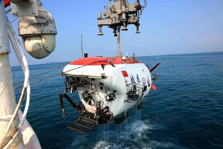 Manned submersible Jiaolong returning to mother ship Xiangyanghong 09 after staying underwater for 18 minutes in Saturday's drill in Sanya, completing tasks including underwater training for its crew. The drill was necessary for testing equipment and
