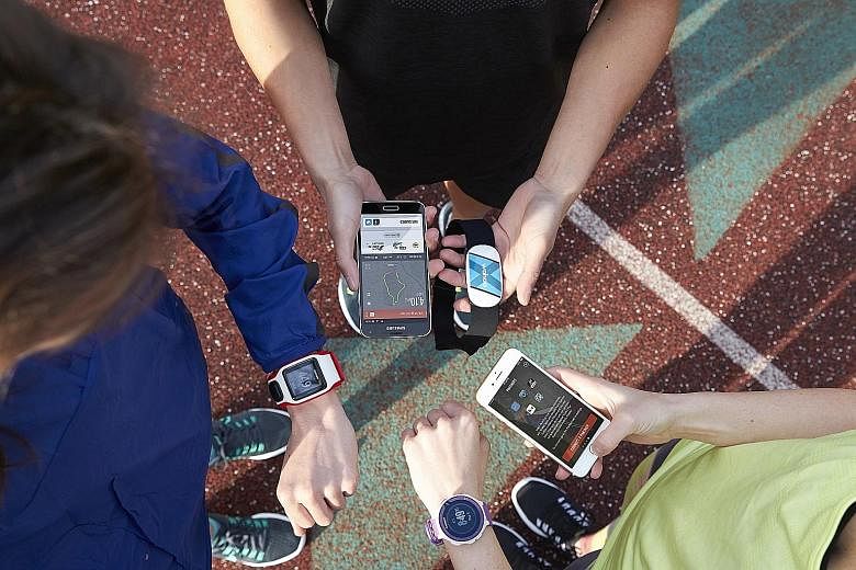 Runners with their GPS watches and smartphones loaded with running apps that can upload workout data to a running club or social network. Friends on these networks tend to display similar training routines and running speeds.