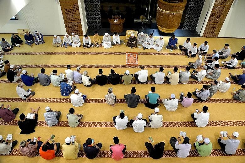 A memorial prayer session in remembrance of the late Mr Othman Wok, attended by Minister-in-charge of Muslim Affairs Yaacob Ibrahim, family members, friends and MPs, was held at the Yusof Ishak Mosque last night.