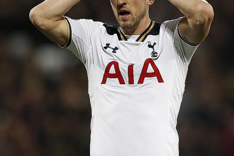Harry Kane shows his frustration during the 1-0 defeat by West Ham that left his team four points behind Chelsea, the English Premier League leaders. The Blues will host Middlesbrough on Monday.