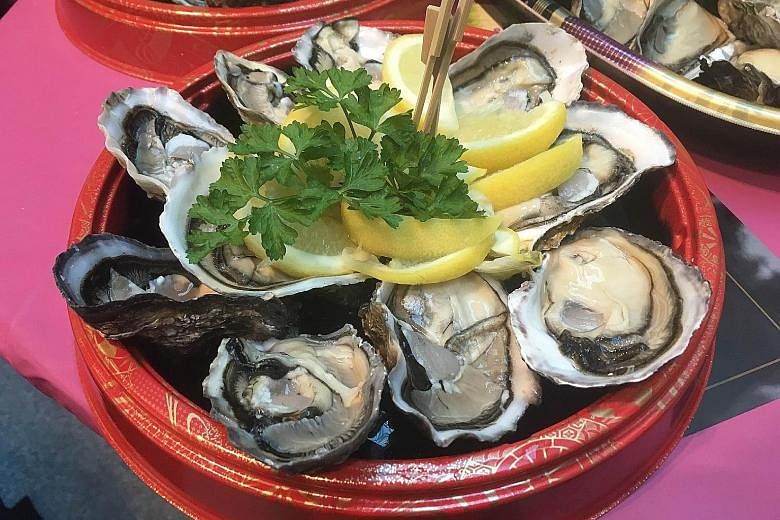 The adage of eating oysters only in "r" months goes back (at least) to 1599.