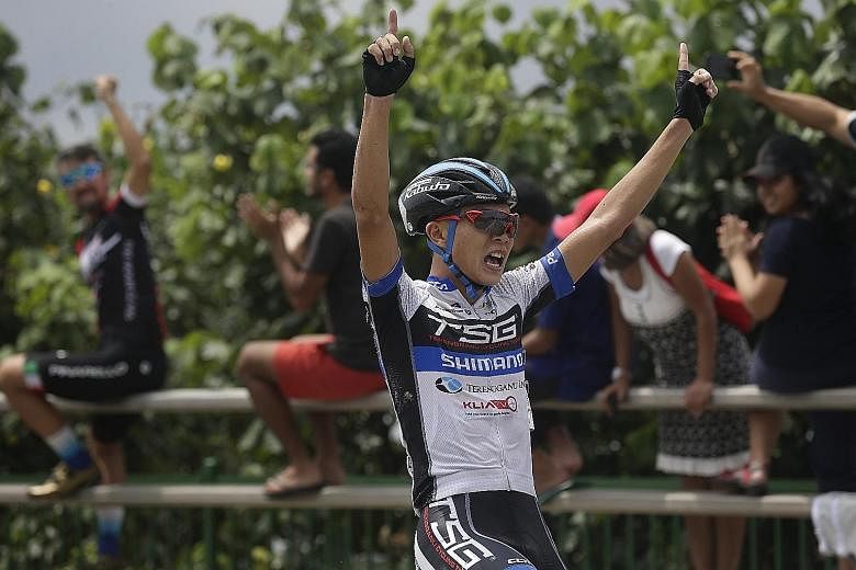 Above: Singapore's Goh Choon Huat, racing for Terengganu Cycling Team, celebrating his Open Criterium win.