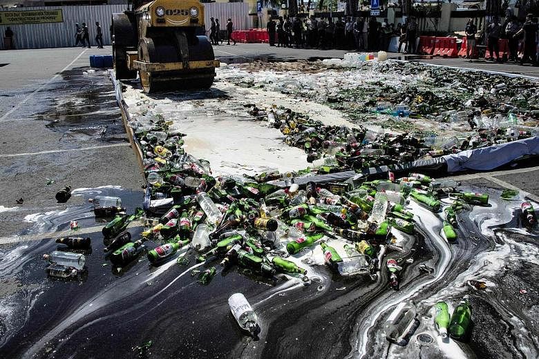 Indonesian police in Surabaya yesterday used a steamroller to crush about 10,000 bottles of alcohol in the courtyard of a police station, ahead of Ramadan in the world's most populous Muslim-majority country. The destroyed haul included many bottles 
