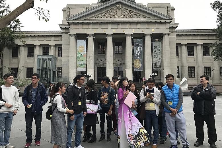 Ms Jessie Nguyen Thi Ngoc Mai (in pink) conducting a tour for a group from Vietnam at the National Taiwan Museum. The immigration agency is working with tour agencies to certify new immigrants and foreign spouses as tour guides to lead tour groups fr