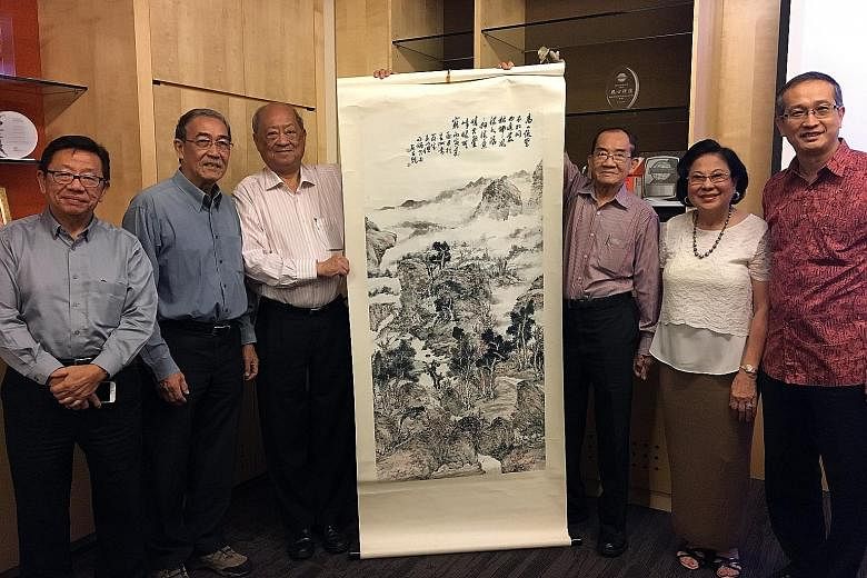(From left) Artist Nai Swee Leng; artist Lim Kay Hiong; Dr Phua Kok Khoo, a director of Chui Huay Lim Club; Mr Paul Yao; Ms Teresa Yao, daughter of the late artist Fan Chang Tien; and Professor Heng Chye Kiang, with an artwork by Fan.